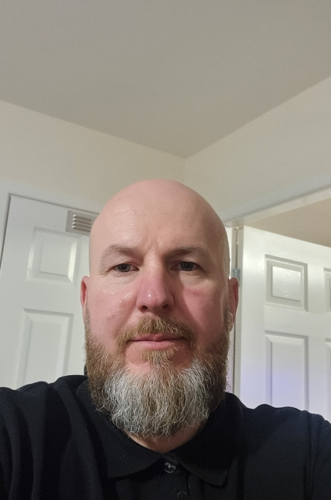 Professional headshot of integrative counsellor Keith Roe BSc (Hons) MBACP, specialising in person-centred, CBT and psychodynamic therapy.